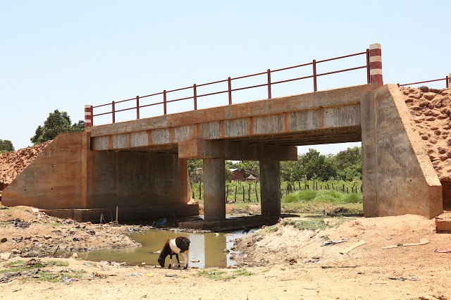 <span id='diak'>Construction de deux ponts de 15ml sur 3m et 10ml sur 2m de hauteur à KOUROUSSA</span> 
	<a class='icon image-popup d-flex justify-content-center align-items-center'      
	href='__upload/0M8A6251-22.jpg' style='font-size:18px;color:darkred'>Voir plus!</a>