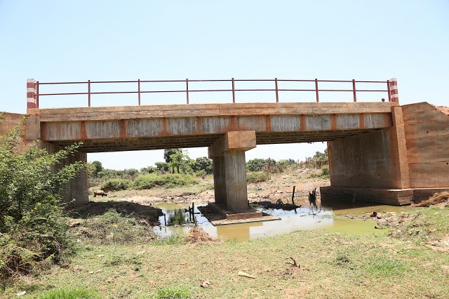 <span id='diak'>Construction de deux ponts de 15ml sur 3m et 10ml sur 2m de hauteur à KOUROUSSA</span> 
	<a class='icon image-popup d-flex justify-content-center align-items-center'      
	href='__upload/0M8A6260.jpg' style='font-size:18px;color:darkred'>Voir plus!</a>